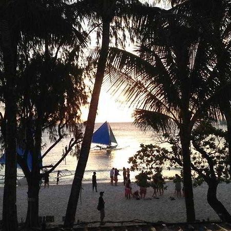 Queen\'S Beach Resort Manoc-Manoc Exterior photo