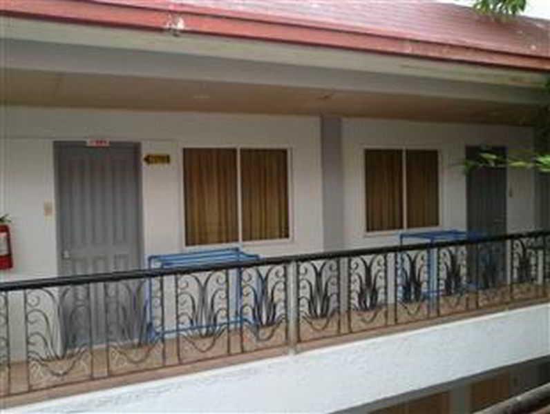 Queen\'S Beach Resort Manoc-Manoc Exterior photo
