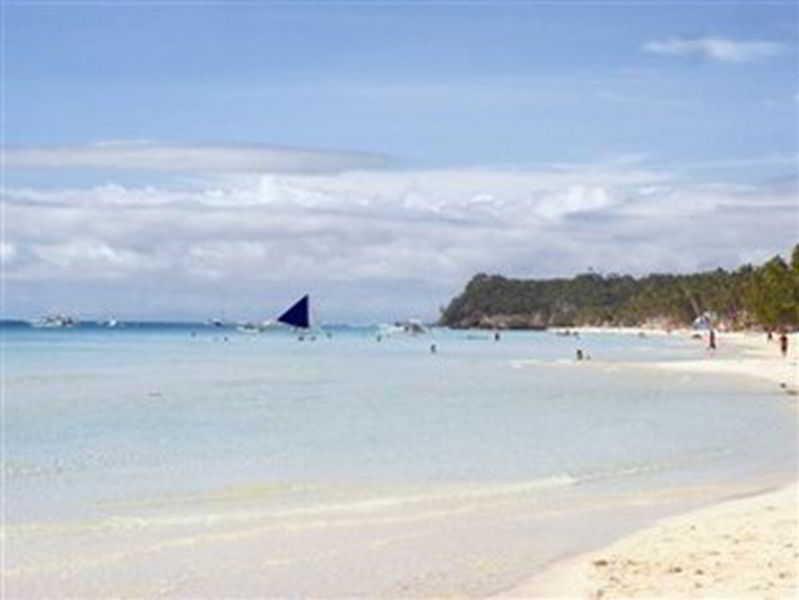 Queen\'S Beach Resort Manoc-Manoc Exterior photo