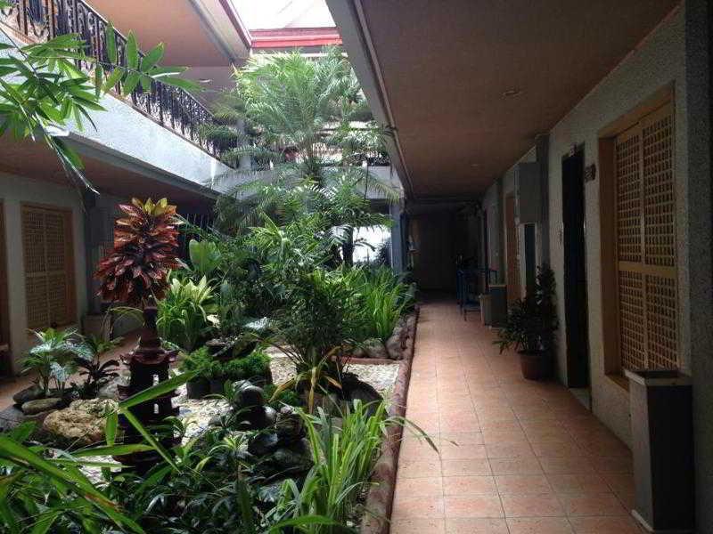 Queen\'S Beach Resort Manoc-Manoc Exterior photo