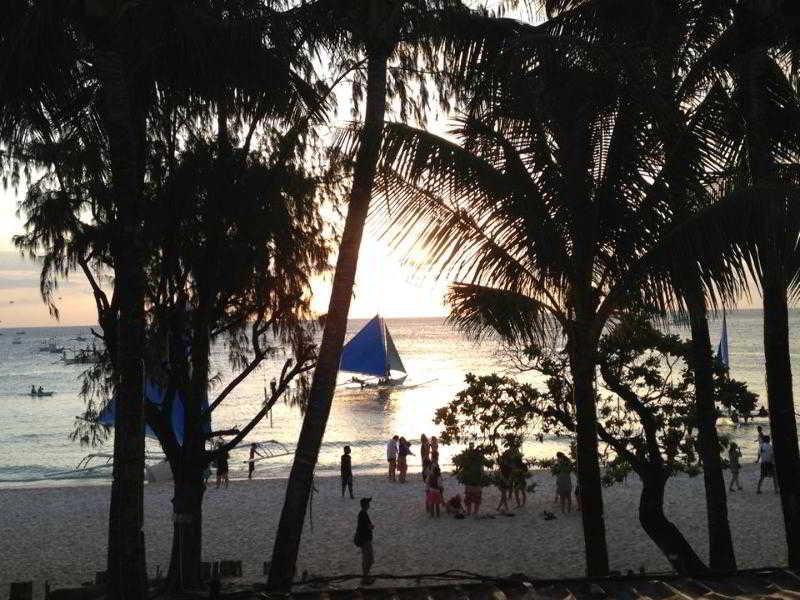 Queen\'S Beach Resort Manoc-Manoc Exterior photo